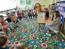 Spotkanie Pszczółek z pracownikami biblioteki 27.04.2023