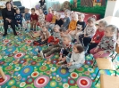 Spotkanie Pszczółek z pracownikami biblioteki 27.04.2023