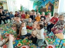 Spotkanie Pszczółek z pracownikami biblioteki 27.04.2023