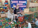 Spotkanie Pszczółek z pracownikami biblioteki 27.04.2023