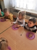 Świąteczne zdobienie pierniczków w grupie pszczółek. 20.12.2022