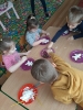 Świąteczne zdobienie pierniczków w grupie pszczółek. 20.12.2022