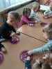 Świąteczne zdobienie pierniczków w grupie pszczółek. 20.12.2022