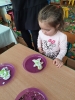 Świąteczne zdobienie pierniczków w grupie pszczółek. 20.12.2022