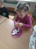 Świąteczne zdobienie pierniczków w grupie pszczółek. 20.12.2022