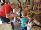 Delfinki na warsztatach z twórcami ludowymi w SOK Kuźnica 22.10.2024