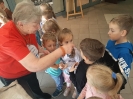 Delfinki na warsztatach z twórcami ludowymi w SOK Kuźnica 22.10.2024