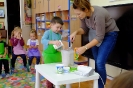 Skrzaty robią koktajl bananowy 11.10.2024r.